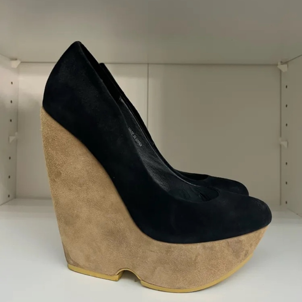 Beige/Black color block wedges